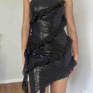 Black sequin ruffle strapless dress #glamour #party